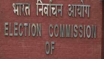 தேர்தல் ஆணையத்தில் அடுக்கடுக்காக ஆவணங்களைத் தாக்கல் செய்த அதிமுக ஆறு பேர்!