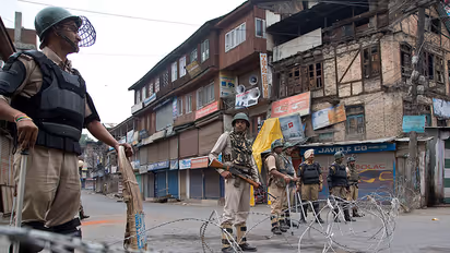 ৩৭০ ধারা বিলুপ্তির এক বছর, বর্ষপূর্তির প্রাক্কালে জঙ্গি হামলা রুখতে শ্রীনগরে জারি হল কারফিউ