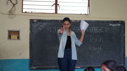 టీచర్ అవతారమెత్తిన రకుల్... ఆర్ ఫర్ రకుల్ అనాలట..గ్యాలరీ