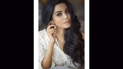 குளியல் அறை வீடியோவில் பிரபல மாடல் பெயர்... முன்னாள் மிஸ் இந்தியா பெயரை மிஸ் யூஸ் செய்த நபர் மீது புகார்...!