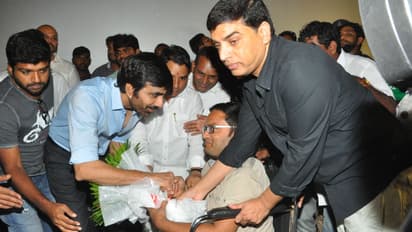 అంధుల తో కలసి సినిమా చూసిన రాజా ది గ్రేట్ టీం