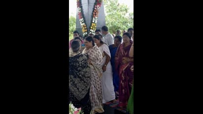 వైఎస్ రాజశేఖర్ రెడ్డి 68వ జయంతి సందర్భంగా ఇడుపుల పాయ స్మృతి చిహ్నం వద్ద నివాళులర్పిస్తున్న జగన్, ఇతర కుటుంబ సభ్యులు