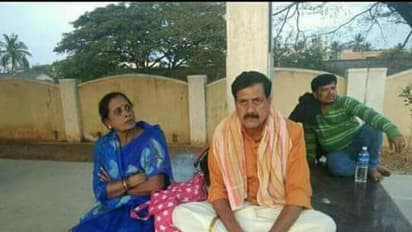 ಶ್ರೀಸಾಮಾನ್ಯರಂತೆ ರೈಲಿಗಾಗಿ ಕಾದು ಕುಳಿತ ಶಾಸಕ ದತ್ತ! ಫೋಟೋ ವೈರಲ್