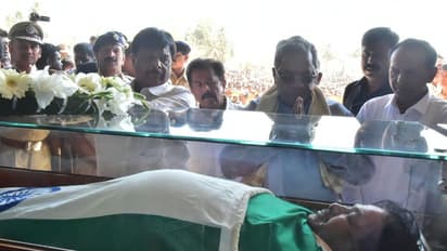 ಪುಟ್ಟಣ್ಣಯ್ಯಗೆ ಸಿಎಂ ಸಿದ್ದರಾಮಯ್ಯ ಅಂತಿಮ ನಮನ