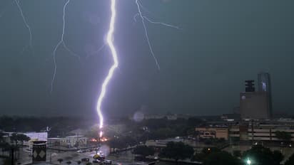 ప్రాణాలను బలితీసుకున్న అకాల వర్షాలు... పిడుగుపాటుతో నలుగురు మృతి