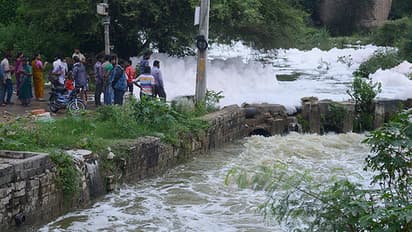 గులాబ్ ఎఫెక్ట్: పొంగిపొర్లుతున్న మూసీ... చాదర్‌ఘాట్ బ్రిడ్జిపై రాకపోకల నిలిపివేత, భారీగా ట్రాఫిక్ జాం