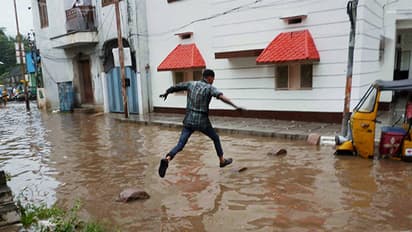 హైద్రాబాద్ సరూర్నగర్ చెరువు నుండి నీటి విడుదల: నీట మునిగిన పలు కాలనీలు