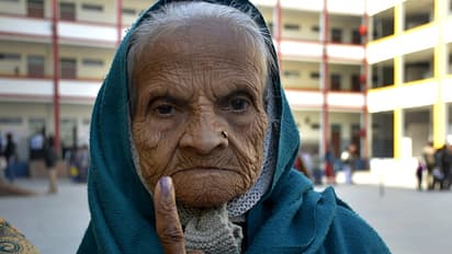 ஒரே தொகுதியில் 100 வயதைக் கடந்த 1049 வாக்காளர்கள்! சூப்பர் சீனியர் ஓட்டுகளை அள்ளப்போவது யார்?