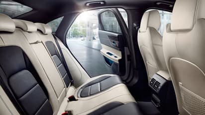 പാന്മസാല പുറത്ത് തുപ്പാന് ശ്രമിക്കുന്നതിനിടെ ഡിവൈഡറില് ഇടിച്ചുകയറിയ ജാഗ്വാര് തകര്ന്ന് ഡ്രൈവര് മരിച്ചു