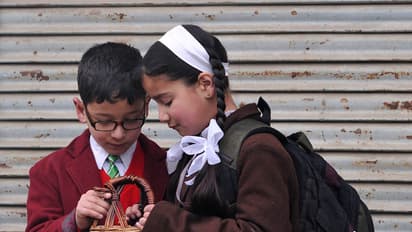 ছয় মাস ধরে শিকেয় উঠেছে পঠন-পাঠন, অবশেষে স্কুল খুলছে কাশ্মীরে