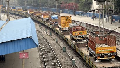 জরুরী পণ্য পরিষেবা চালু রাখতে রো-রো সার্ভিস , ভিডিও ট্যুইট করে জানালেন রেলমন্ত্রী