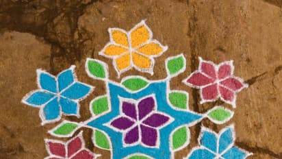 ಹಬ್ಬಕ್ಕೆ ಮನೆ ಮುಂದೆ ಸುಂದರ ರಂಗೋಲಿ ಬಿಡಿಸಿ, ಇಲ್ಲಿದೆ ಡಿಸೈನ್‌