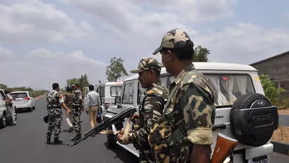 జార్షండ్లో విషాదం, పరస్పరం కాల్చులు: ఇద్దరు పోలీసుల మృతి