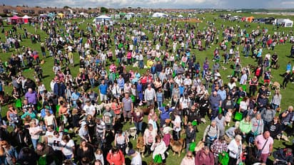 Treat for pet lovers, join this walk with 28000 dogs