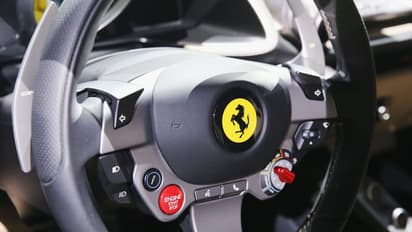 സെക്കന്ഡുകള് മാത്രം, 5.20 കോടിയുടെ സൂപ്പർകാർ പപ്പടം!