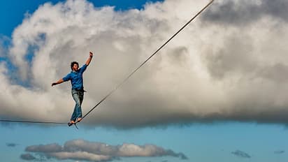 Amazing death defying photos of these tight-rope walkers will surely give you the chills