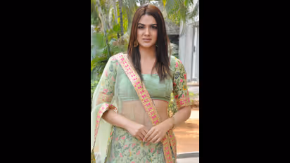 தளபதி விஜய் கூட மட்டும் அந்த சீன் ஓ.கே.... பொதுவெளியில் ஆசையை போட்டுடைத்த பிரபல நடிகை...!