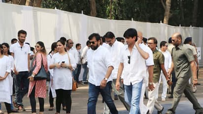 శ్రీదేవి చూడటానికి తరలివచ్చిన సినీలోకం ఫోటో గ్యాలరీ