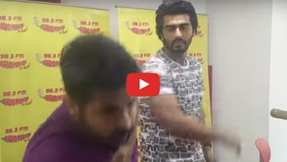 RJ  చెంప పగలగొట్టిన అర్జున్ కపూర్ (వీడియో)