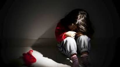 சிறுமிகளை பாலியன் வன்கொடுமை செய்த பிஎச்டி பட்டதாரி… கைது செய்தது சிபிஐ!!