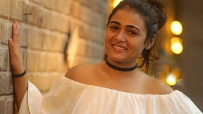 ఇద్దరు అబ్బాయిలతో రూమ్ షేర్ చేసుకుందట!