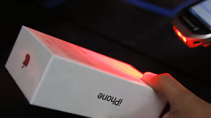 ఎంపీలకు ఐఫోన్లు.. గిఫ్ట్ గా ఇచ్చిన మంత్రి