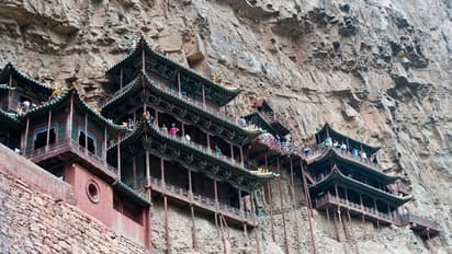 గాలిలో వేలాడే ఆలయం... ( వీడియో )