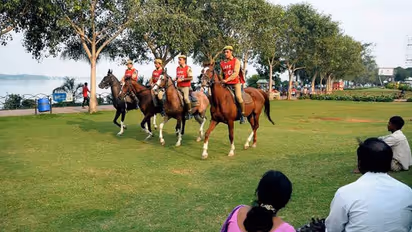 ఆరుగురి ప్రాణాలను కాపాడిన లేక్ పోలీసులు