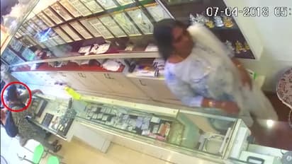 బంగారం షాపులో ఈ అమ్మాయి ఎలా చోరీ చేసిందో చూడండి (వీడియో)