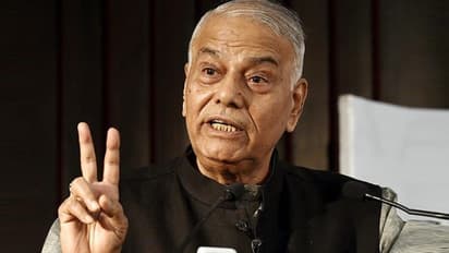 బిజెపికి యశ్వంత్ సిన్హా గుడ్ బై: మోడీపై తీవ్ర వ్యాఖ్యలు