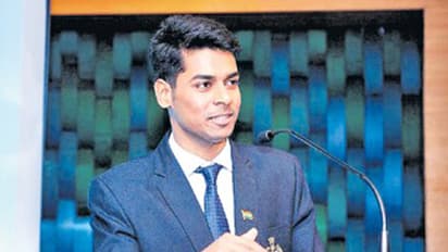 తెలంగాణ కుర్రాడు సివిల్స్ టాపర్: "జెడి"లక్ష్మినారాయణ కొడుక్కి 196వ ర్యాంక్