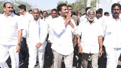 అవునండీ... చంద్రబాబు ఏ అమ్మాయి వంక చూడరండి: జగన్ సెటైర్