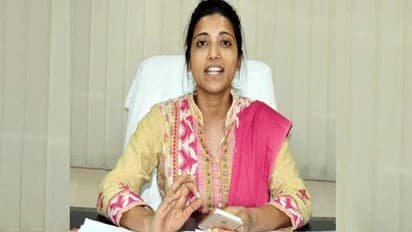 జిహెచ్ఎంసికి ఆమ్రపాలి బదిలీ: ఐఎఎస్ లకు స్థానచలనం