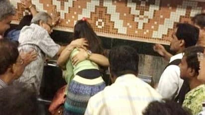 ట్రైన్ లోనే ఘాటు రోమాన్స్.. ప్రయాణికులు ఏం చేశారో తెలుసా.?