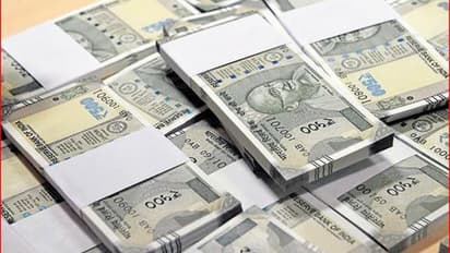 ಕೇಳಿದ್ದಕ್ಕಿಂತ ಐದು ಪಟ್ಟು ಹೆಚ್ಚು ದುಡ್ಡು ನೀಡ್ತಿದ್ದ ಎಟಿಎಂ ಮುಂದೆ ಮುಗಿಬಿದ್ದ ಜನ