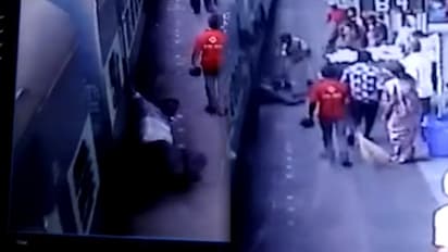 నడుస్తున్న రైలు నుండి పిల్లలతో దూకిన తల్లి, ఇద్దరు మృతి, మరోకరు క్షేమం