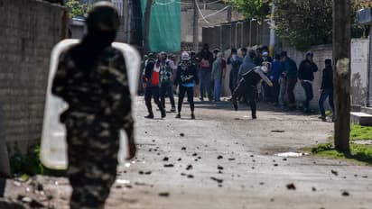 जानें क्यों खूंखार अलगाववादियों और पत्थरबाजों के लिए मोदी सरकार ने चुनी योगी की जेल