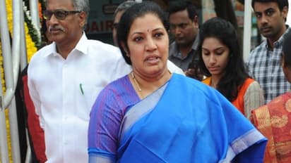 జగన్ షరతు బేఖాతరు: బిజెపిలోనే పురంధేశ్వరి, హితేష్ కన్నీటి పర్యంతం