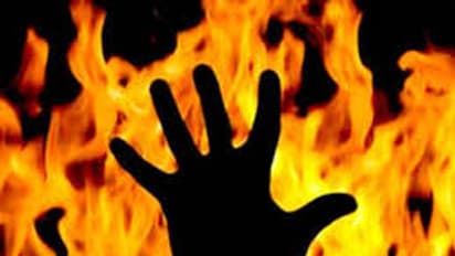 తల్లిదండ్రులను ఇంట్లో బధించి...ఇంటిపై పెట్రోల్ పోసి నిప్పంటించిన కొడుకు