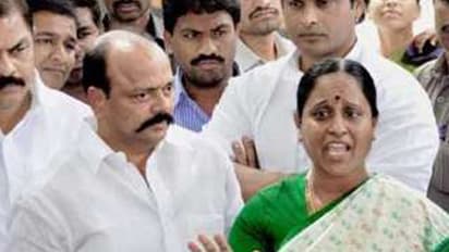 కాంగ్రెస్ వైపు కొండా సురేఖ: మధ్యాహ్నం ప్రెస్ మీట్