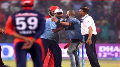 ಕೊಹ್ಲಿ ಕ್ರಿಕೆಟ್ ಆಡುತ್ತಿದ್ದಾಗ ಕಾಲಿಗೆ ಬಿದ್ದ ಅಭಿಮಾನಿ