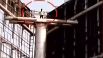 హోర్డింగ్ ఎక్కిన హోంగార్డ్.. ఫుల్ ట్రాఫిక్ జామ్