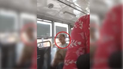 బస్సులో ప్యాంట్ విప్పి నీచం.. (వీడియో)