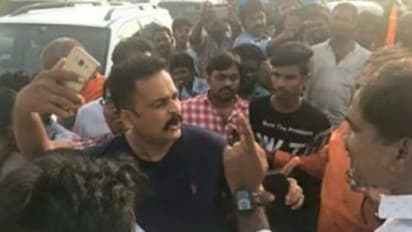 శివాజీకి చేదు అనుభవం, ఘెరావ్: హోదాపై తగ్గని హీరో