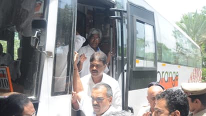 హైదరాబాద్ తాజ్ కృష్ణాలో కర్ణాటక ఎమ్మెల్యేలు (ఫొటోలు)