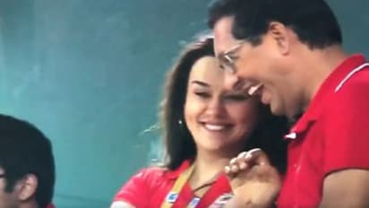 అడ్డంగా దోరికిన ప్రీతి జింతా (వీడియో)