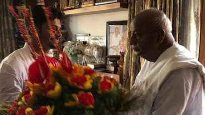 ವಿನಯ್ ಗುರೂಜಿ ಪಾದ ಪೂಜೆ ಮಾಡಿದ ದೇವೇಗೌಡ ದಂಪತಿ