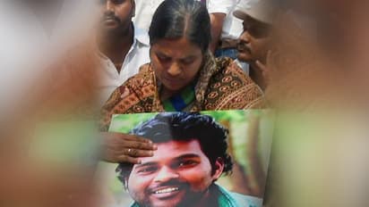 ఆ బాధ నాకు తెలుసు: దత్తాత్రేయకు రోహిత్ వేముల తల్లి సానుభూతి