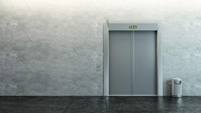 లిప్ట్ లో ఇరుక్కుని 12 ఏళ్ల బాలుడు మృతి