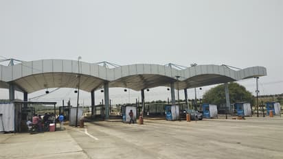 సిల్లీ రీజన్ తో ఔటర్ టోల్ సిబ్బంది ఉద్యోగాలు పీకేశారు